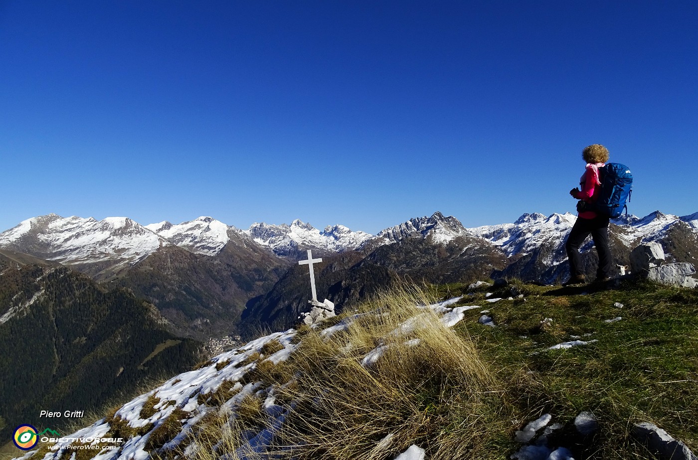 63 Alla croce di vetta del Pizzo Badile (2044 m).JPG -                                